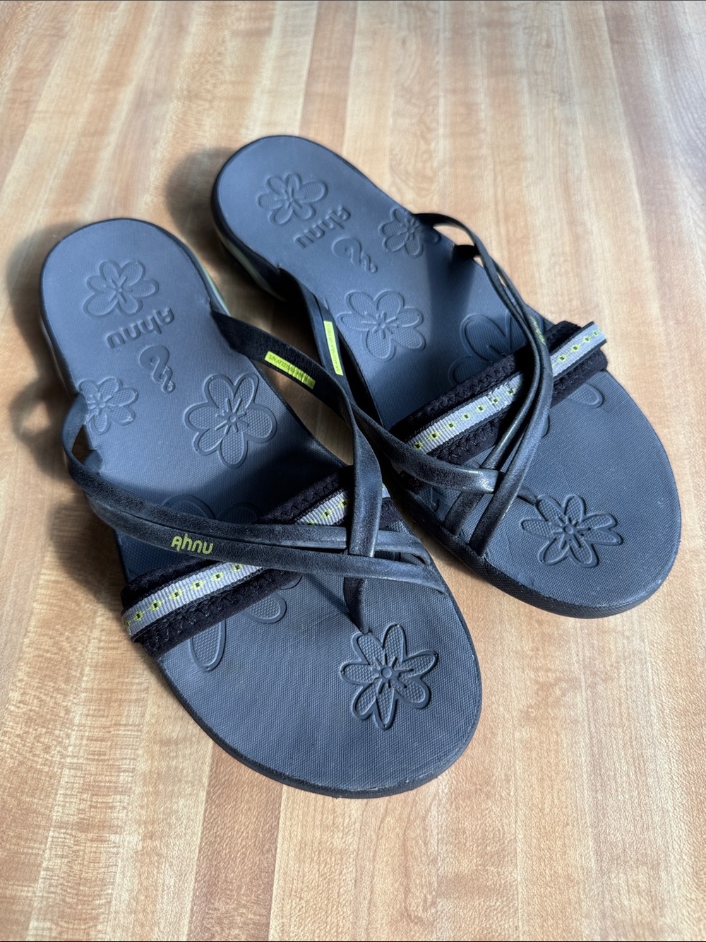 Ahnu strappy sandal sz 9 EUC